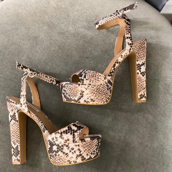 Beautiful snakeskin block heels by Steve Madden - Picture 2 of 4